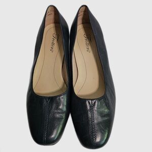 Trotters Black Leather 1 1/4" Heel Pumps Excellent Condition sz 8 1/2 W